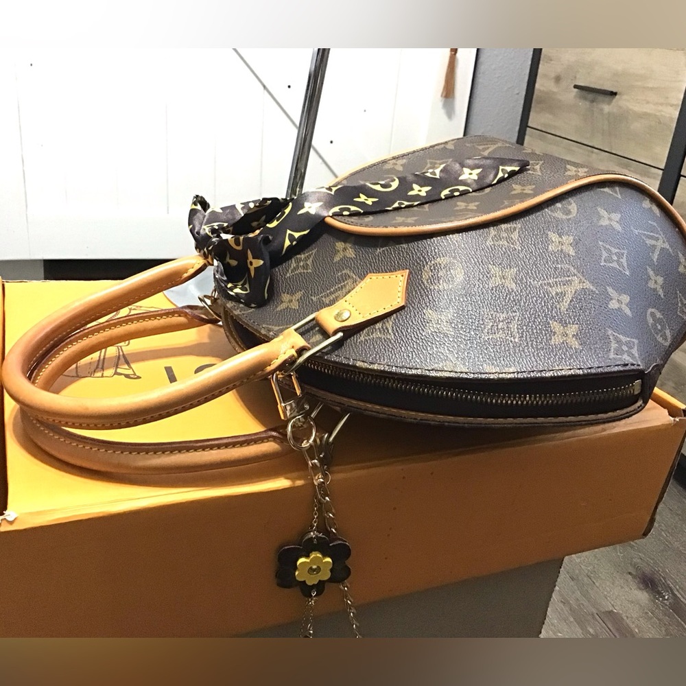 Louis Vuitton Bags - Picture 8 of 16